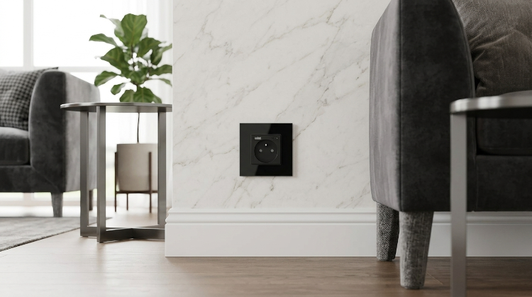 Čierna Zásuvka S Kolíkom + Dvojitá Nabíjačka USB A+C 20W So Skleneným Rámikom MIUUN