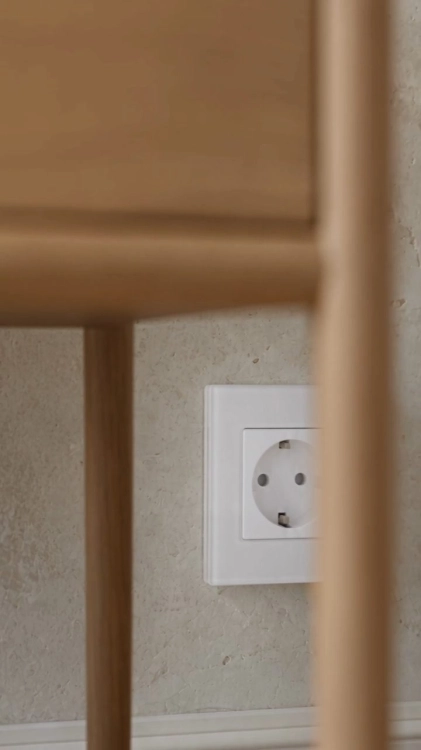 Jednoduchá Sklenená Biela Schuko Zásuvka S Uzemnením Bez Kolíka